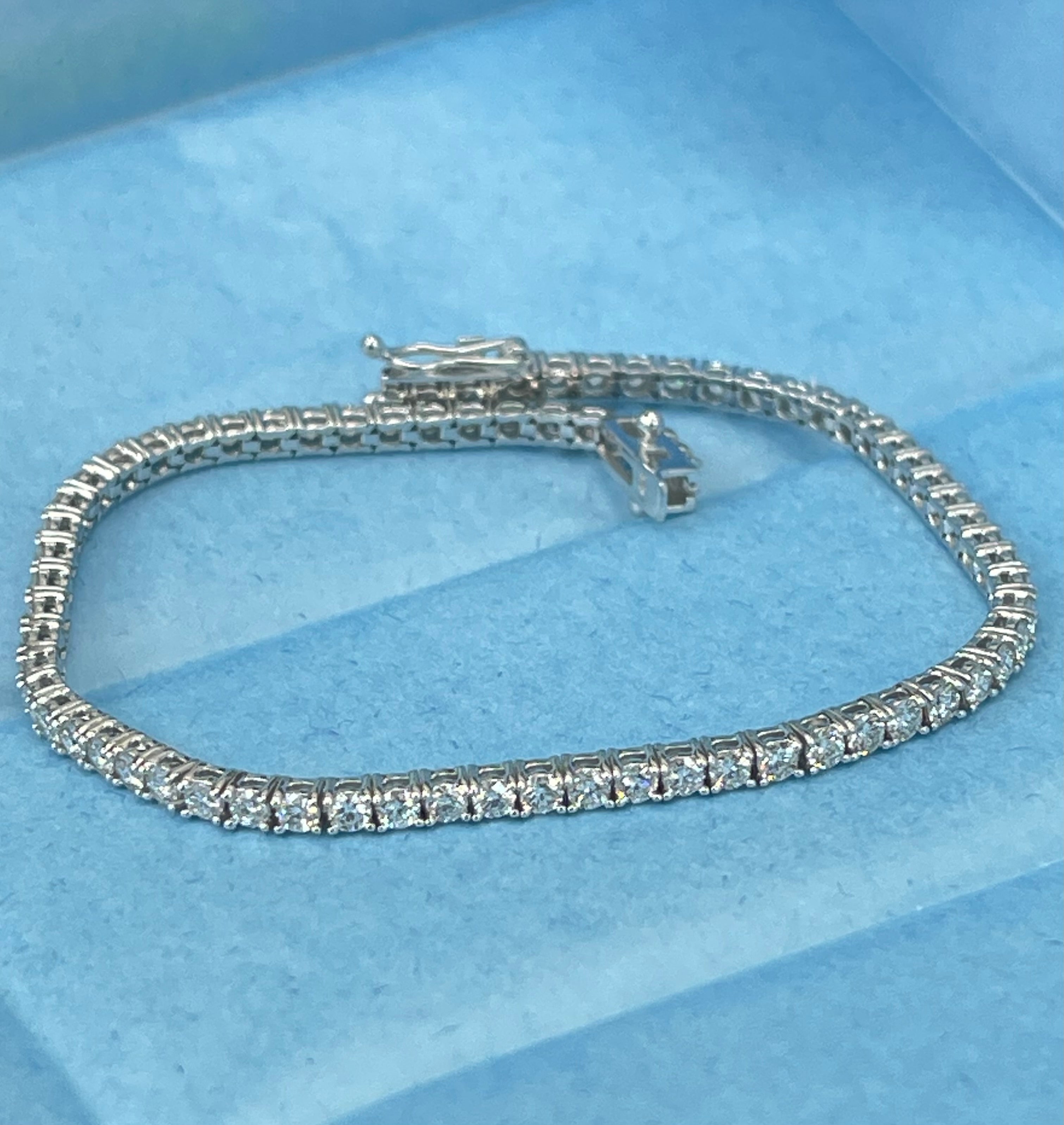 Round Brilliants Diamond Tennis Bracelet 3.17 Carats White Gold