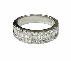 Baguettes Single Row Diamond Band with Round Brilliants Accents 18kt