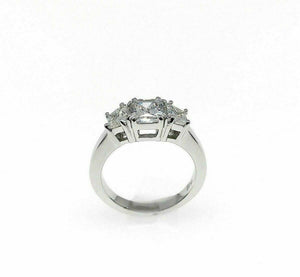 1.88 Carats Radiant and Trapazoid Platinum Engagement Ring Center 1.09 Carats