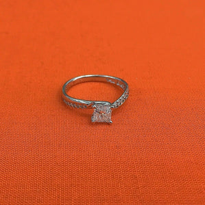0.77 Carat t.w. Diamond Wedding/Engagement Ring 14K Gold 0.72 Carat Center
