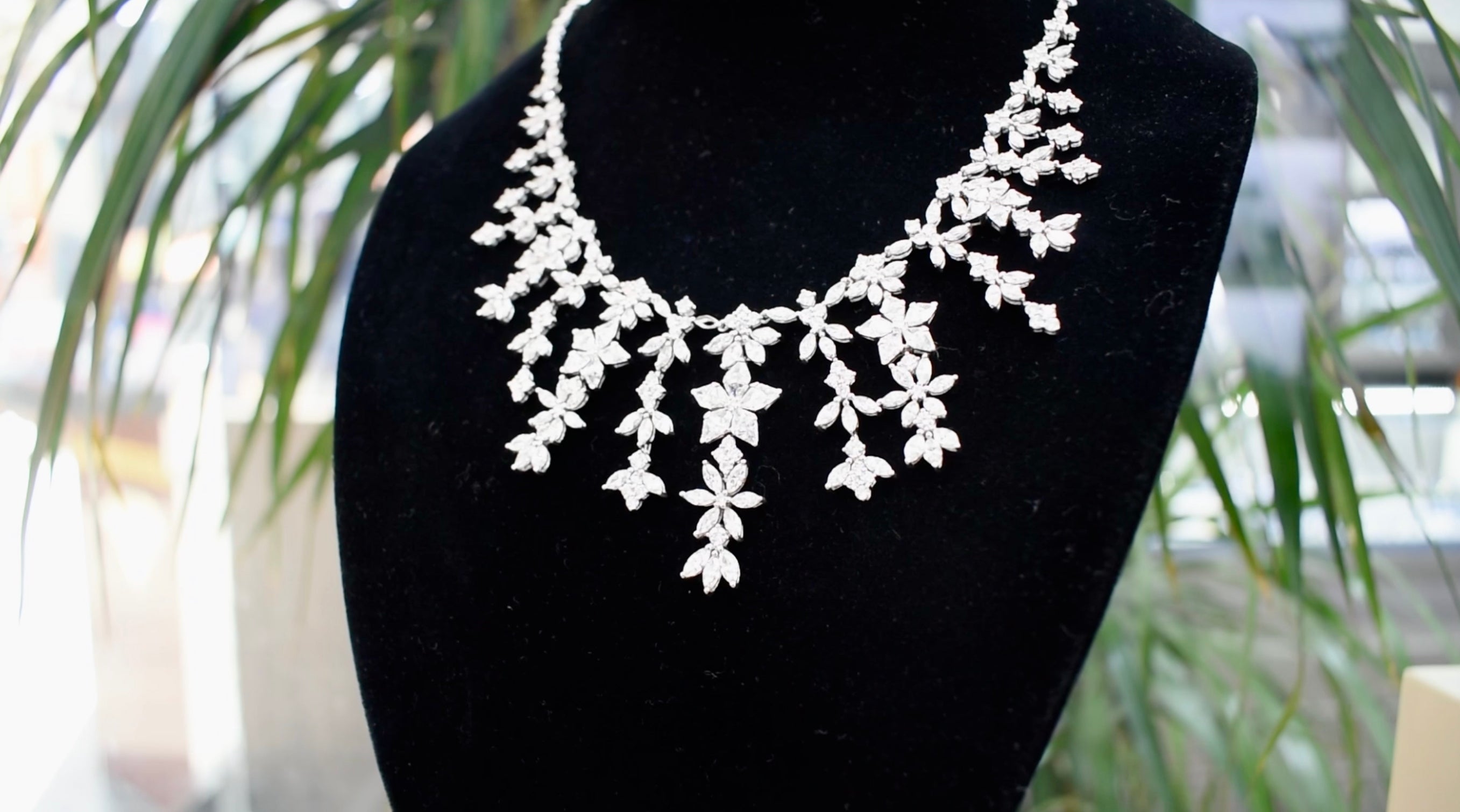 Dangling Flower Necklace 18K White Gold