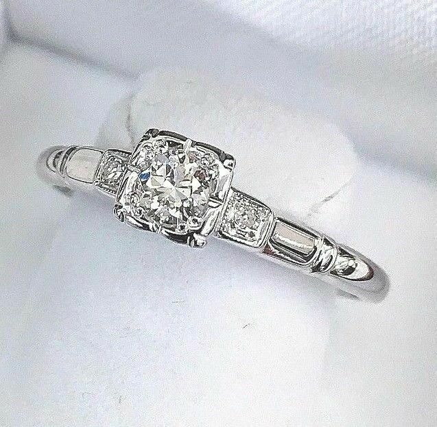 0.30 Carat t.w. Vintage Diamond Wedding Ring 18K Gold