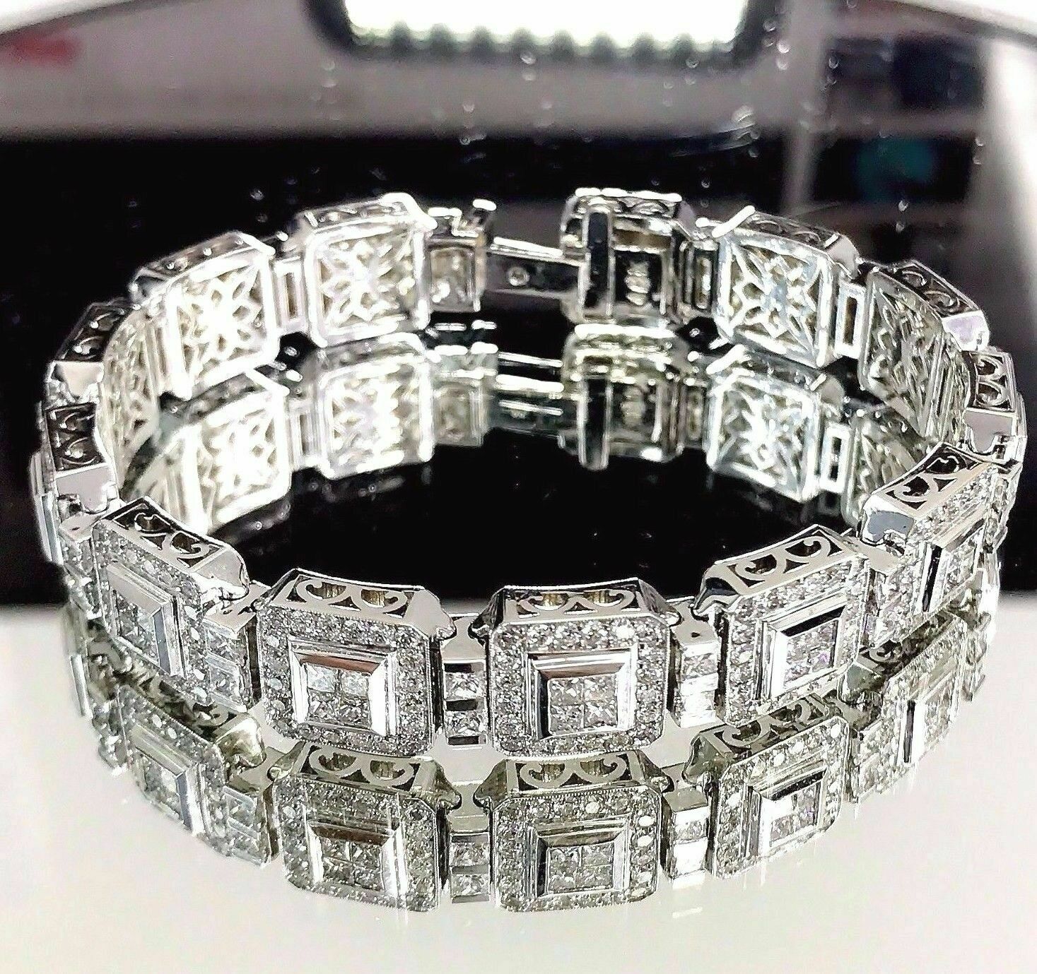 9.10 Carats t.w. Grand Diamond Tennis Bracelet G VS Diamonds 18K Gold 51 Grams