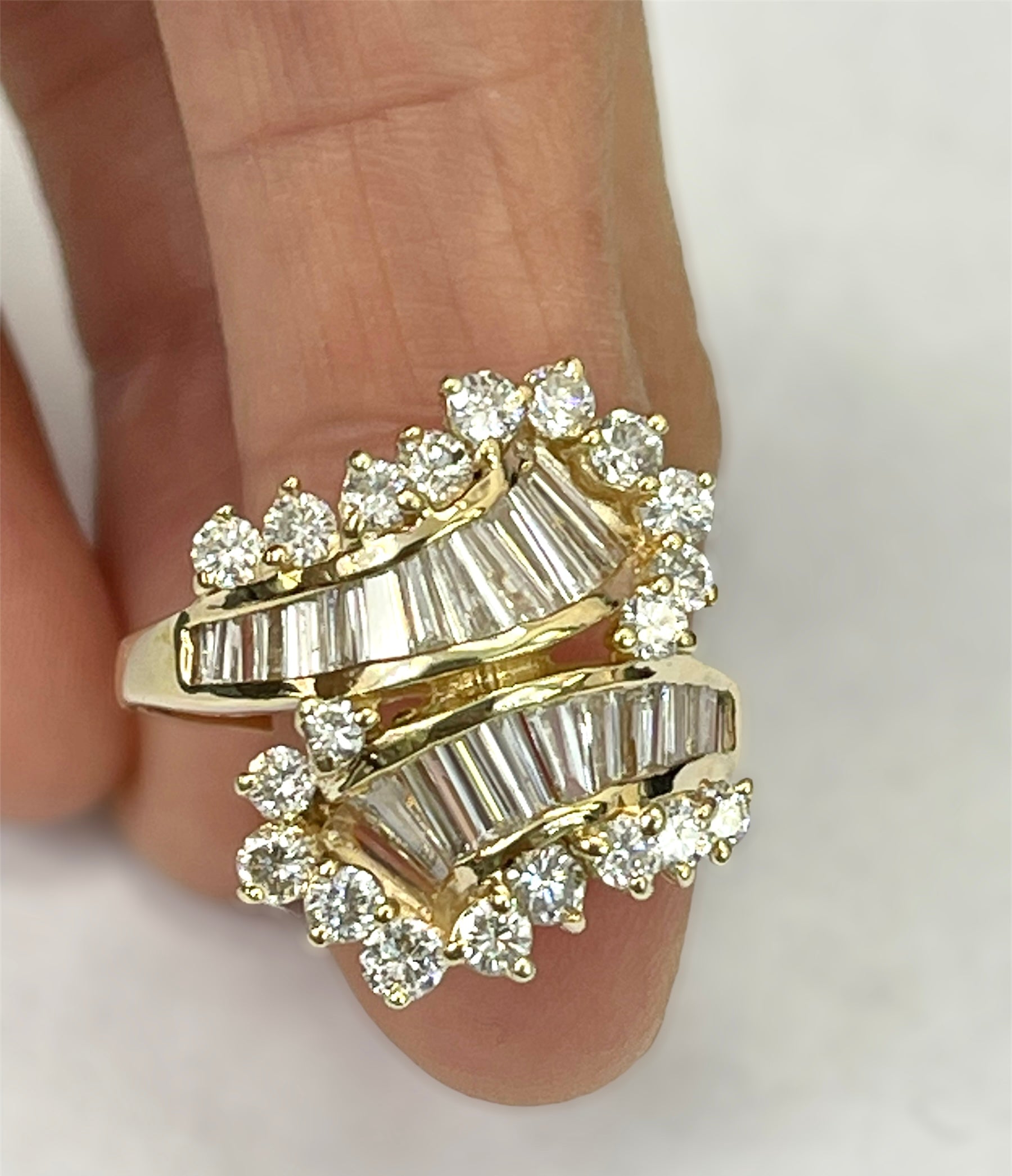 Baguettes and Round Brilliants Diamond Ring 2.70 Carats Yellow Gold