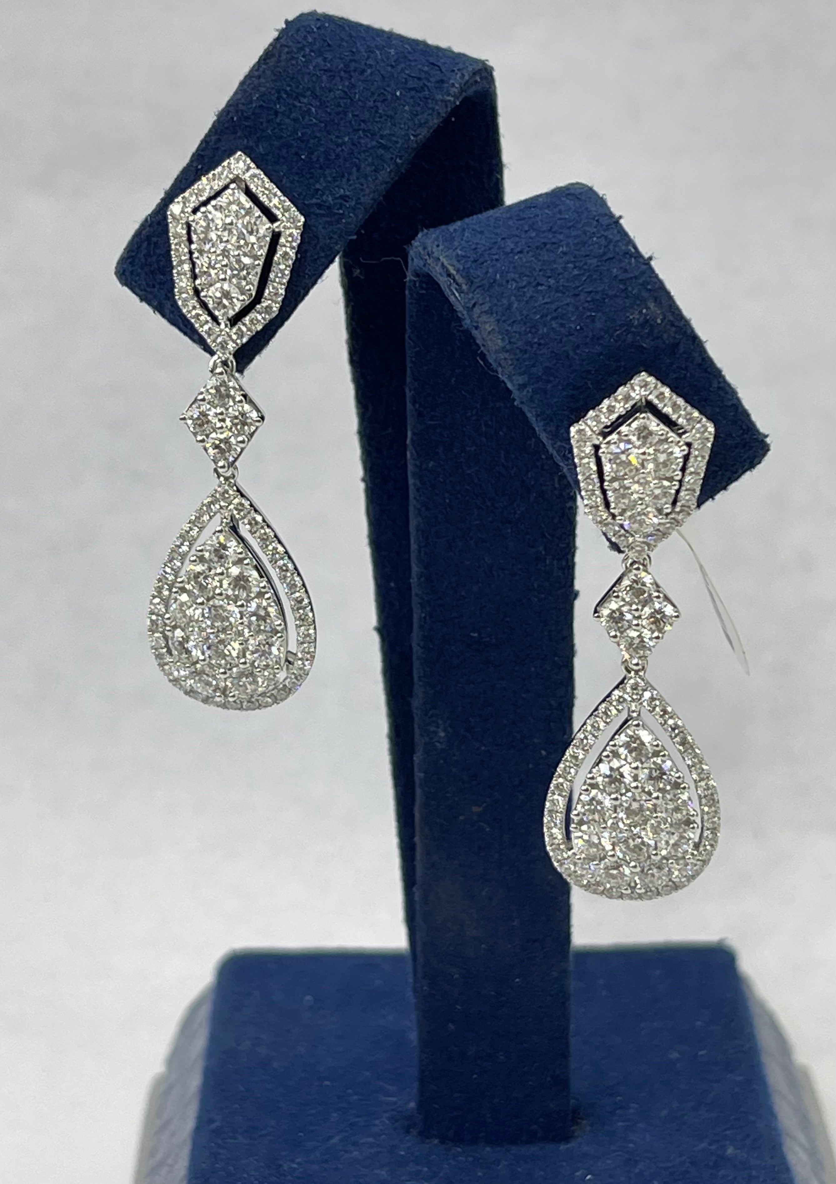 Round Brilliants Cluster Diamond Dangling Earrings White Gold 18kt