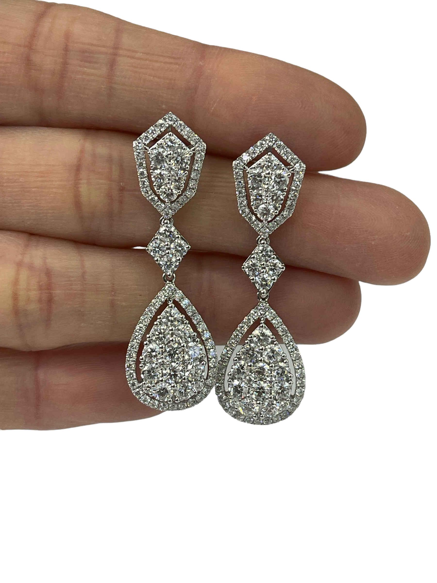 Round Brilliants Cluster Diamond Dangling Earrings White Gold 18kt
