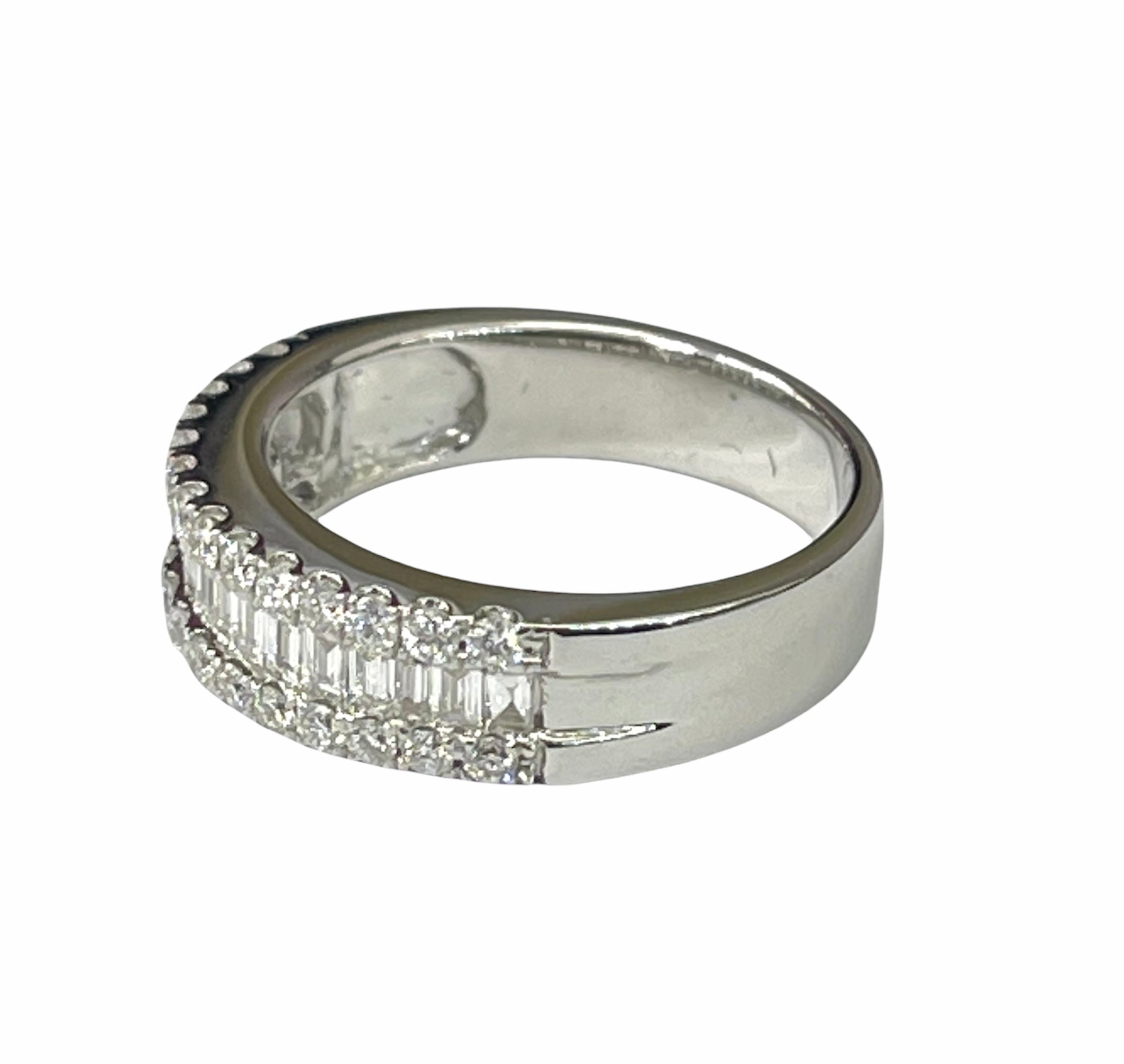 Baguettes Single Row Diamond Band with Round Brilliants Accents 18kt